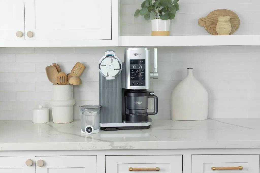 JPG-R_NC701EU_InUse_Kitchen_OnCounter_LineUp_Features.webp
