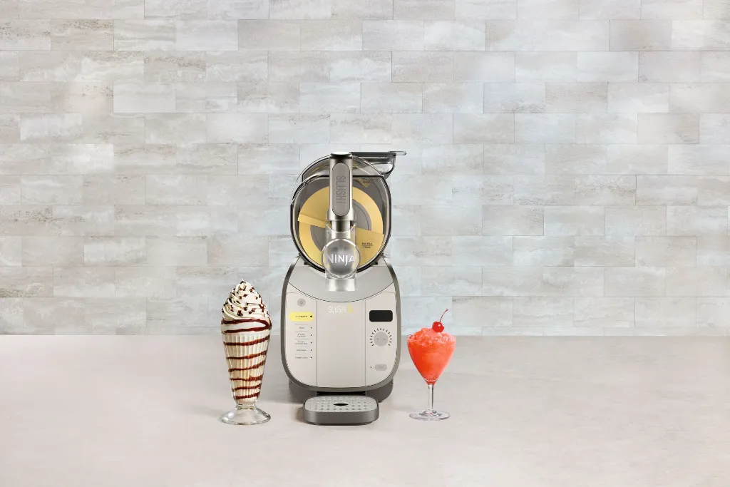 JPG-R_FS601EUBR_InUse_Counter_IceCream_Slush.webp