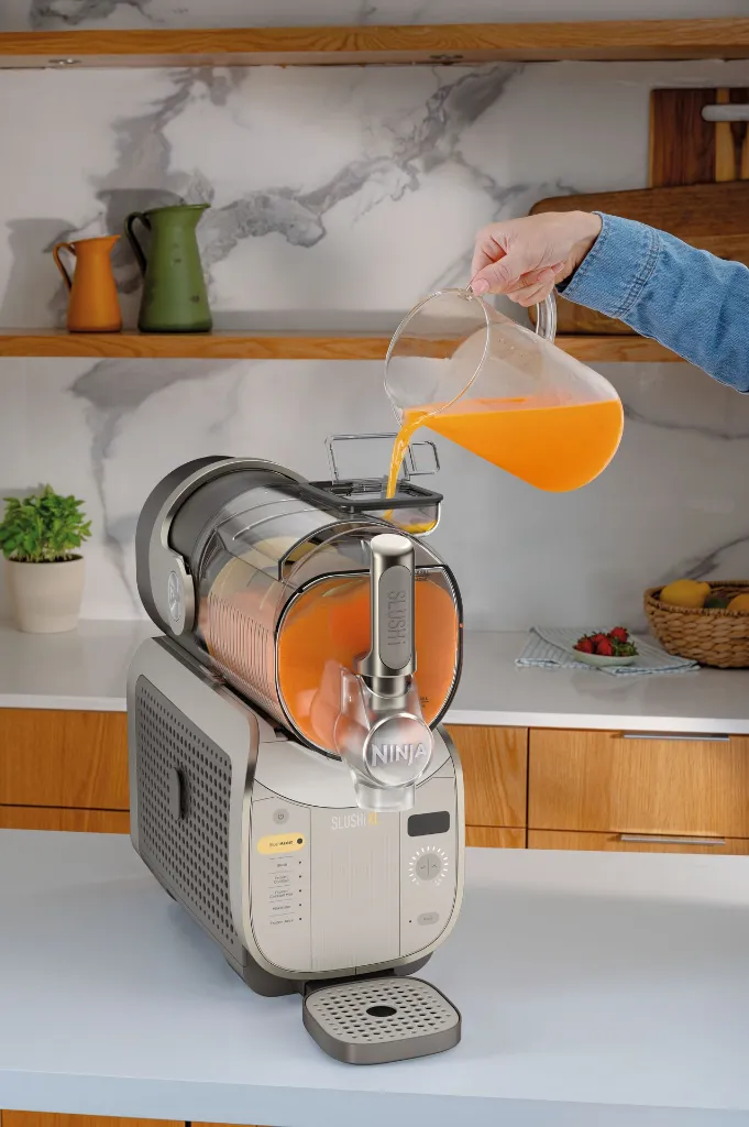 JPG-R_FS601EUBR_InUse_Slushi_Max_pour134.webp