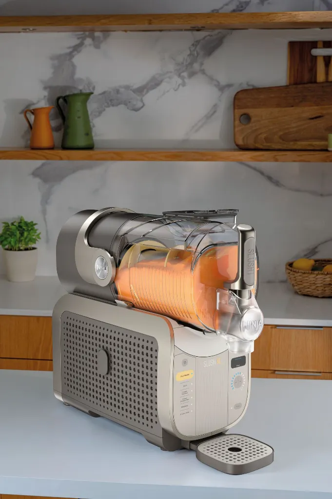 JPG-R_FS601EUBR_InUse_Slushi_Max_rapid_chill028.webp