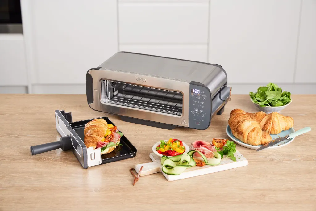JPG-ST202EU_Kitchen_WorkTop_GrillMode_SavouryCroissant_CloseUp_RT.webp