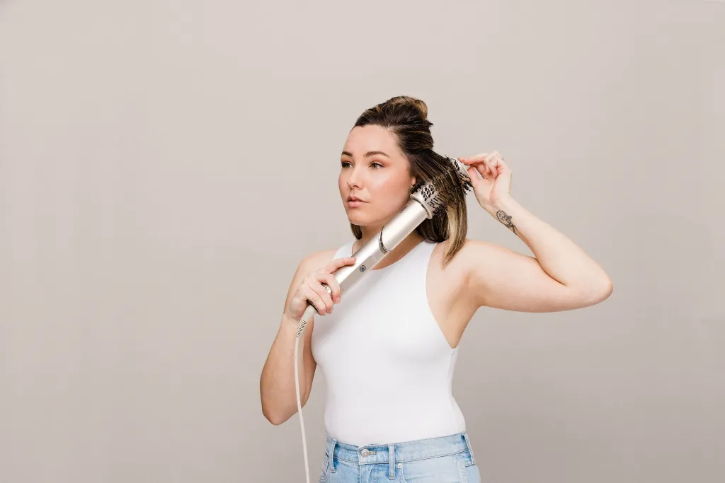 JPG-R_HD440SLEUSeries_InUse_OvalBrush_Chloe_Styling_Angled.webp
