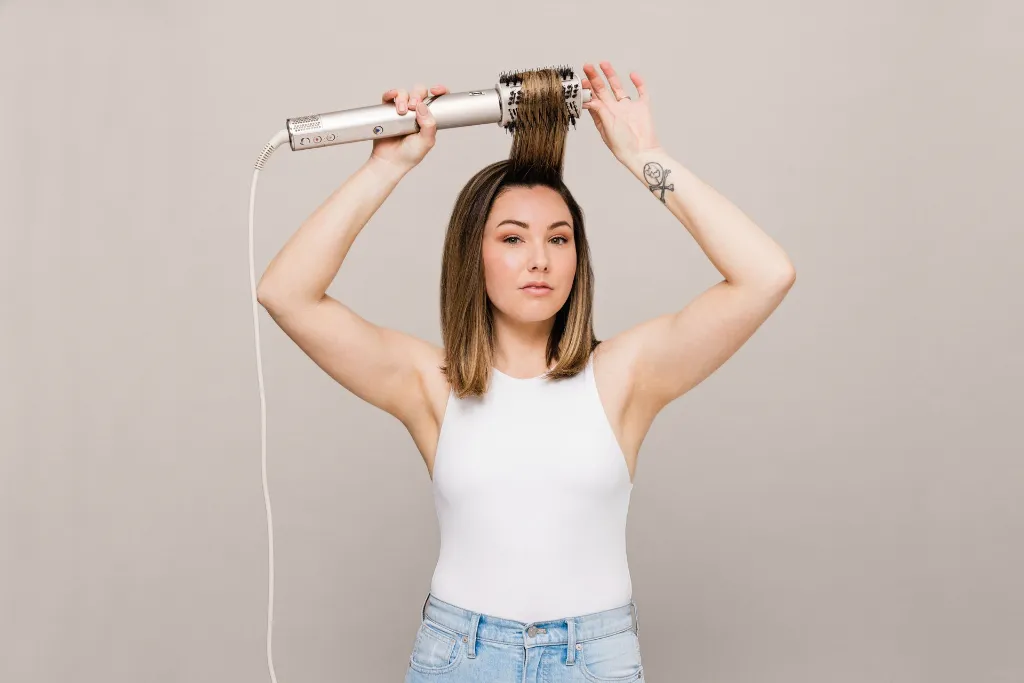 JPG-R_HD440SLEUSeries_InUse_OvalBrush_Chloe_Styling_Front2.webp