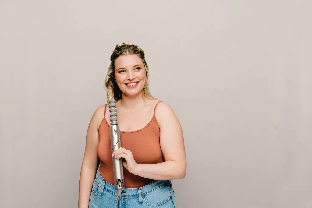 JPG-R_XSKMCOS400EU_COCO_InUse_Curler_Lily_Styling_Front4.webp