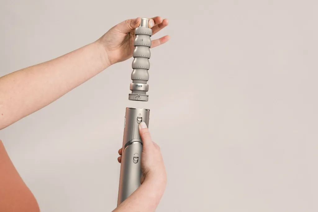 JPG-R_XSKMCOS400EU_COCO_InUse_Curler_Lily_AttachAccessory.webp