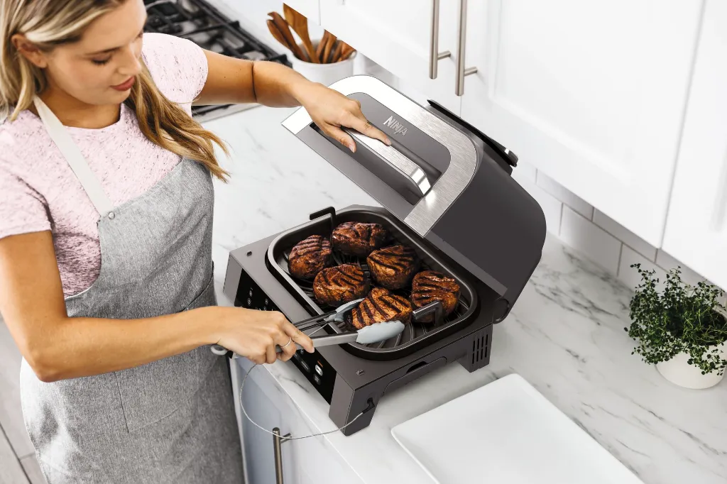 R_DG551UK_InUse_OnCounter_TurnSteaks_Woman.webp