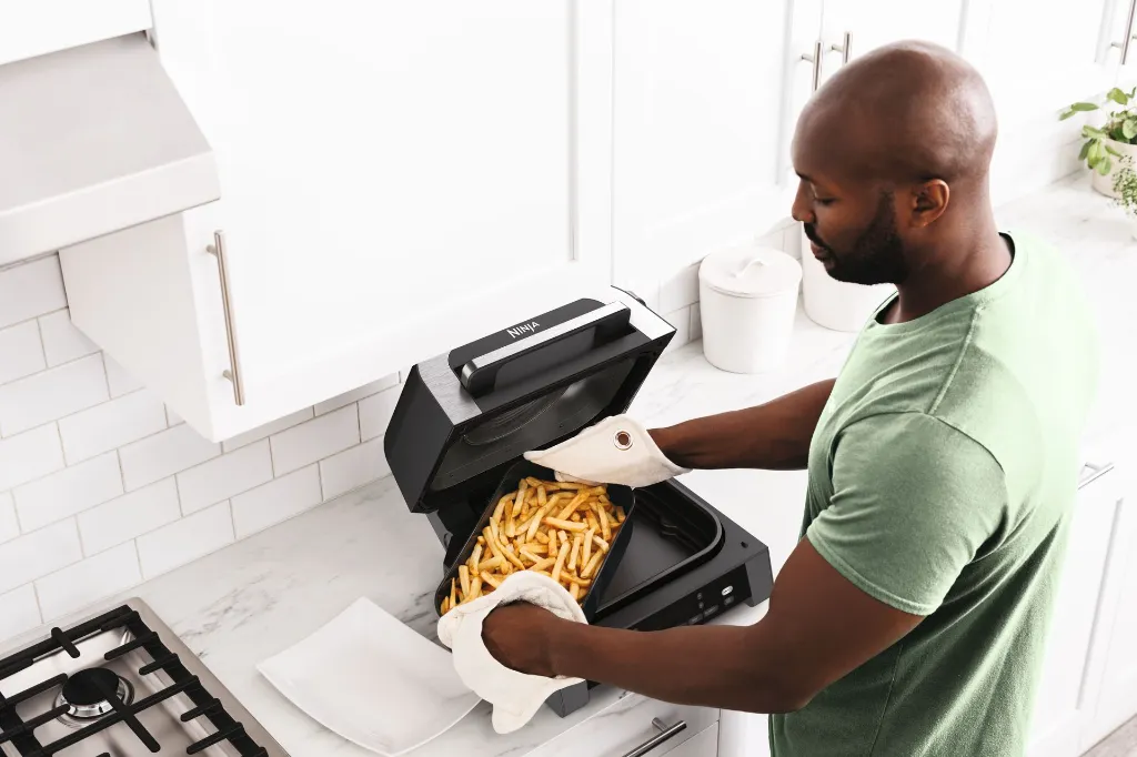 R_DG551UK_InUse_OnCounter_RemoveFries_Man.webp
